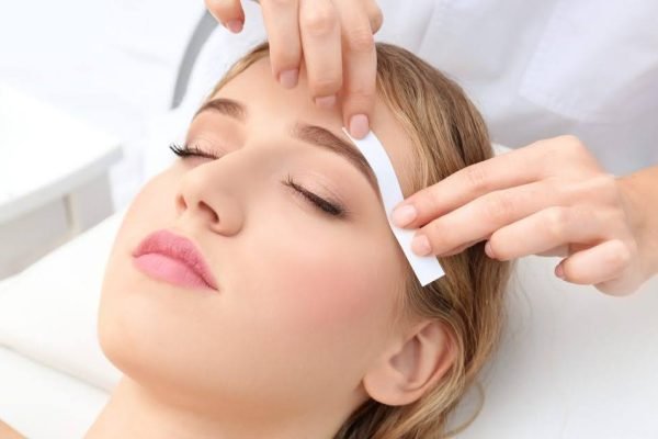 eyebrow shaping and tinting